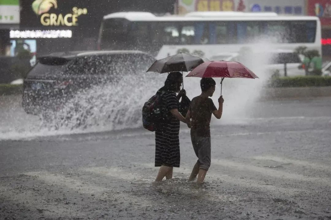 出行提示_雨天安全出行_雨天開車注意事項
