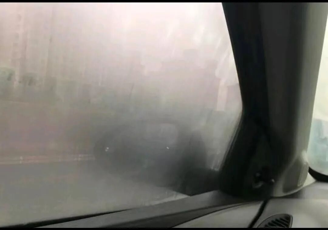 大風(fēng)天氣安全駕車(chē)_緊閉車(chē)門(mén)防風(fēng)沙_出行提示