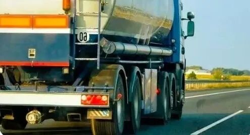 出行提示_大風(fēng)天氣安全駕車(chē)_緊閉車(chē)門(mén)防風(fēng)沙