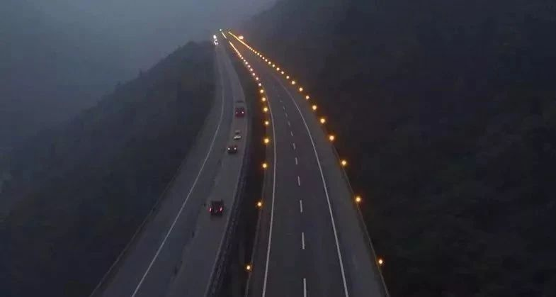 霧天行車安全常識(shí)_出行提示_低能見(jiàn)度行車技巧