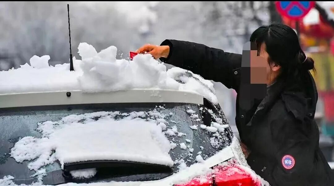 駕駛雪天車輛的安全技巧_駕車出行前的準備_出行提示