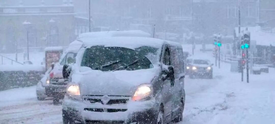 駕車(chē)出行清理車(chē)輛積雪檢查車(chē)燈剎車(chē)輪胎_出行提示_駕駛過(guò)程中控制車(chē)速保持車(chē)距使用燈光謹(jǐn)慎轉(zhuǎn)彎避免超車(chē)