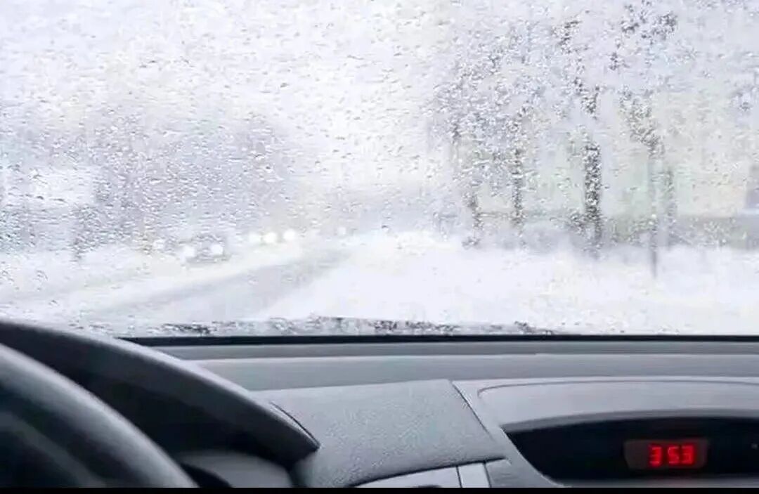 雪天駕車出行準備_雪地駕駛技巧與安全_出行提示