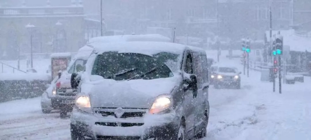 駕駛過(guò)程中控制車(chē)速保持車(chē)距使用燈光謹(jǐn)慎轉(zhuǎn)彎_出行提示_駕車(chē)出行清理車(chē)輛積雪檢查車(chē)燈剎車(chē)輪胎
