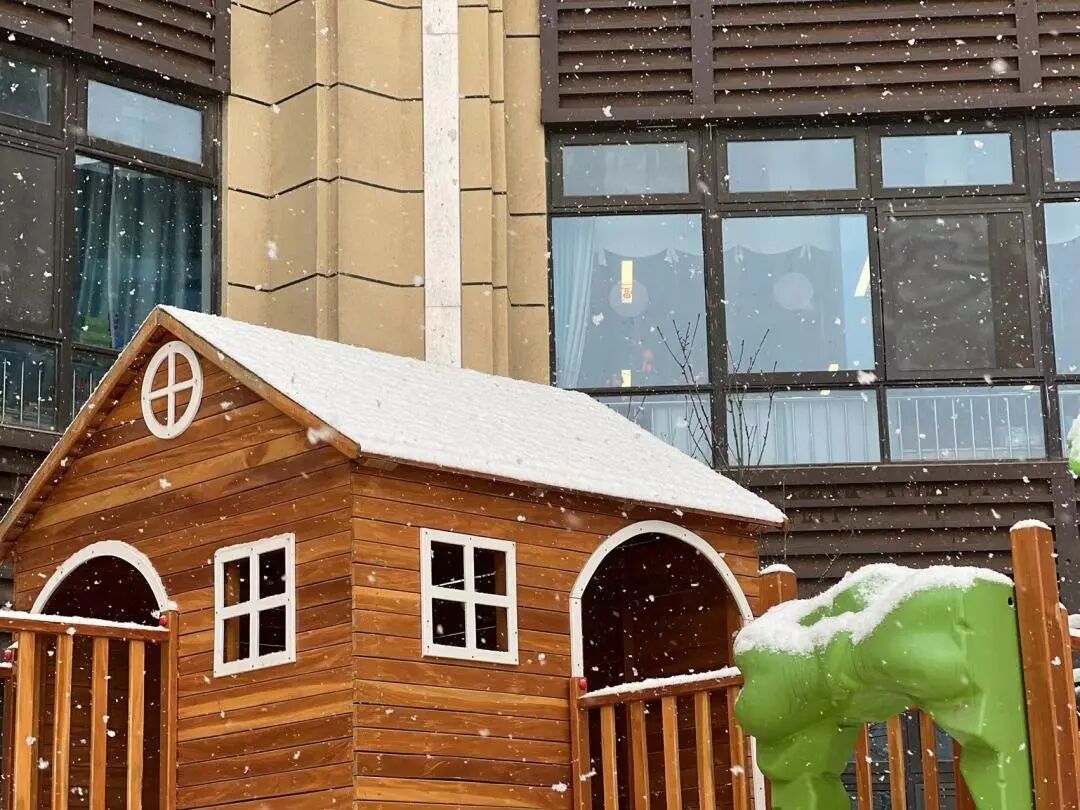 雪天行人注意事項_雪天出行安全駕駛_出行提示